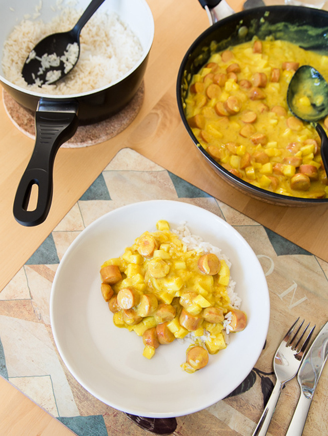 Korvgryta med smak av curry och äpple