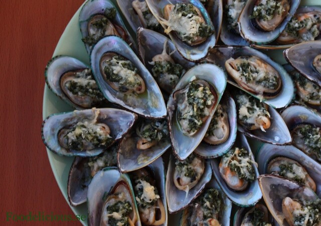 Gratinerade musslor med vitlök och parmesanost