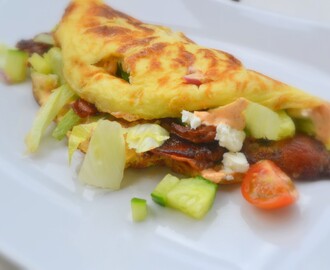 Omelett med bacon, sallad och rödlöksröra med paprikasmak (Lchf)