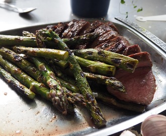 Grillad kalvstek med grön sparris och varm pastasallad smaksatt med kapris och sardeller