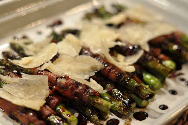 Serranolindad sparris med parmesan och balsamreduktion