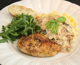 Italiensk pasta med soltorkade tomater och oliver