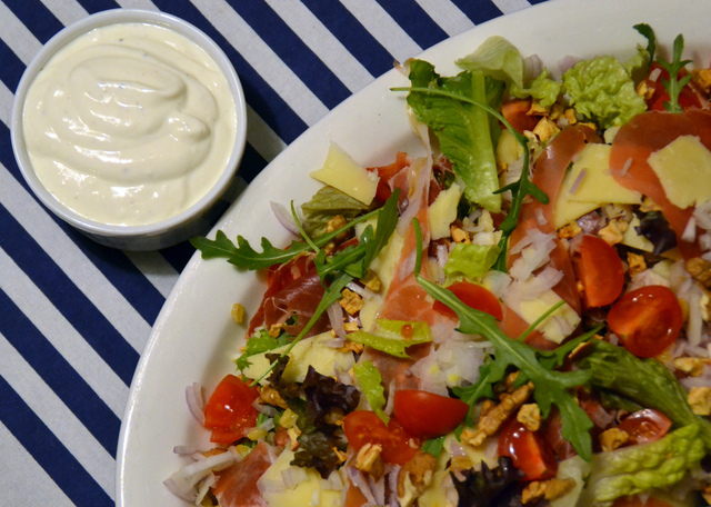 Sallad med cheddar, lufttorkad skinka, torkat äpple & mathavre