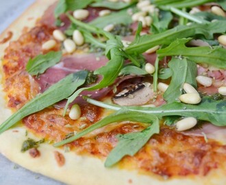 Pizza med parmaskinka, ruccola och pesto