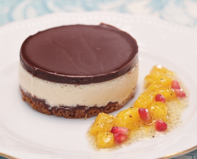 Limecheesecake på kokosbotten med chokladtak, serverad med mango- och granatäppelsalsa - rätt på alla sätt!