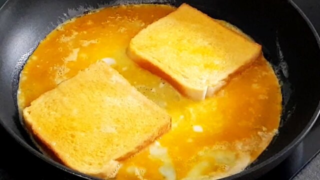 Gebackenes Toastsandwich mit Eiern und Käse. In 5 Minuten fertig - schmeckt fantastisch