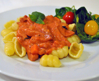 RECEPT: Stroganoff med fläskfilé (istället för korv) tillsammans med lök och grönsaker