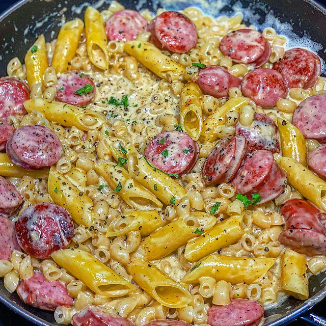 Krämig pasta med kryddig korv och mycket vitlök