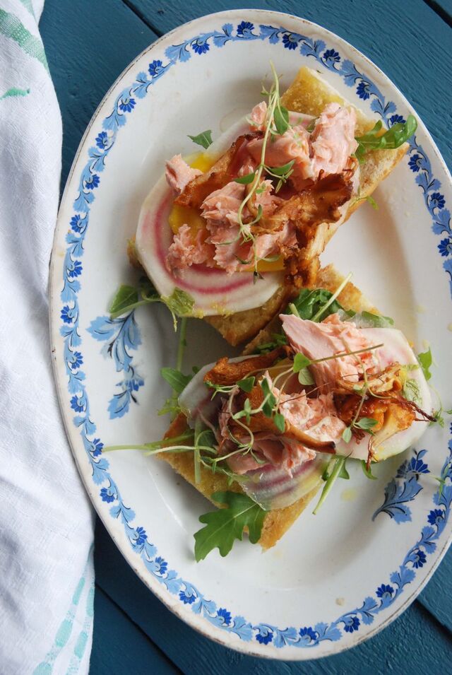 Toast med betor, grillad lax och trattkantareller