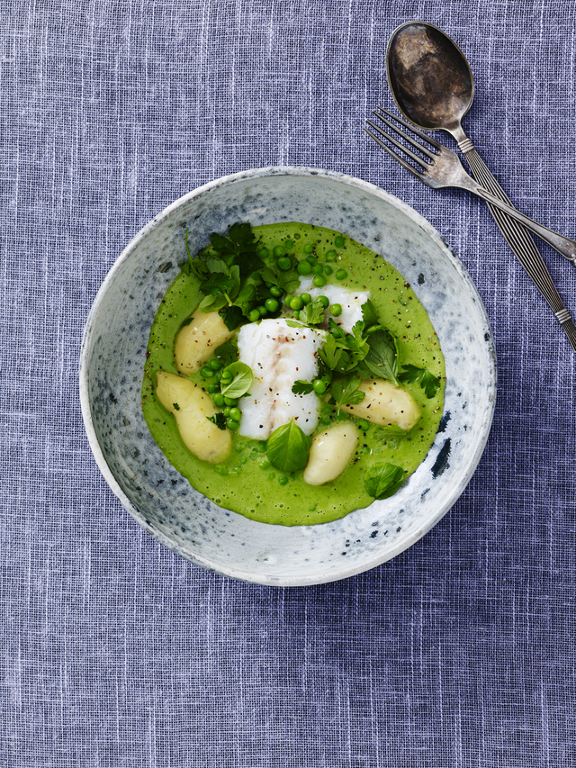 Pocherad fisk med örtsås och potatis