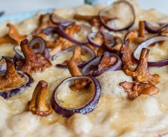 Pizza bianca med Västerbottensost och smörstekta kantareller