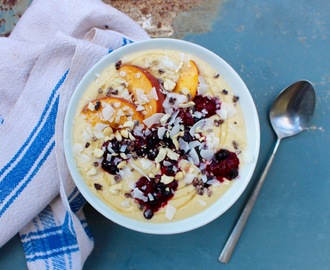 Solig smoothie bowl med mango, bär och kokos