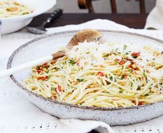 Spagetti med vitlök, örter, citron, chili och pinjenötter