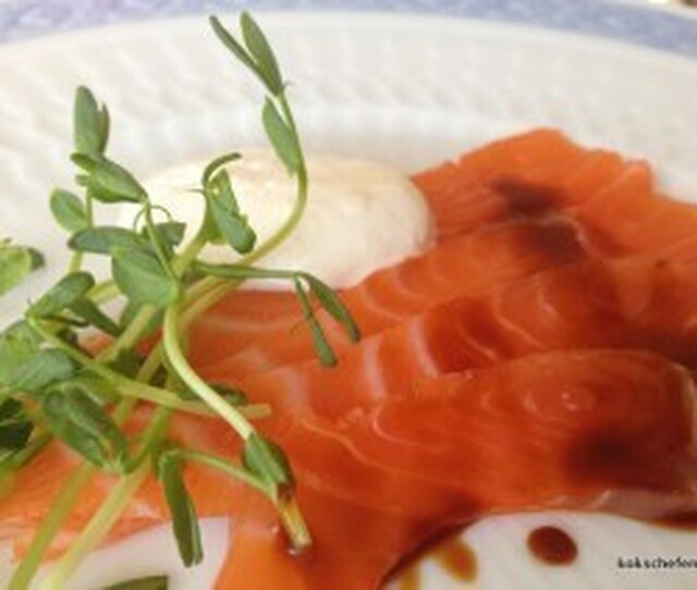 Salma sashimi med sojadressing och pepparrotskräm