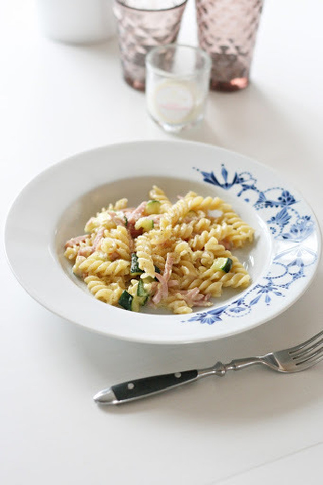 PASTA CARBONARA MED ZUCCHINI OCH SKINKA