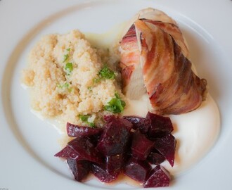 Baconlindat kycklingbröst med couscous, smörstekta rödbetor och citruscreme