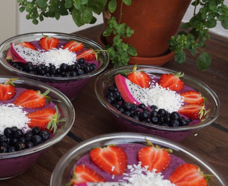 Smoothie bowl med acai och blåbär!