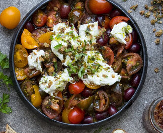 Krämig rödkålsslaw med pepparrot och granatäpple