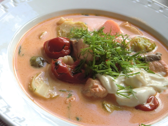 Härlig fisksoppa med blandad fisk, räkor, brysselkål, morötter och tomater