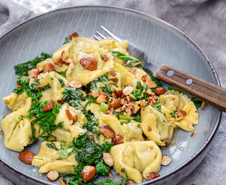 Krämig tortellini med grönkål och rostade mandlar