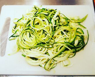 Stark kyckling i tomatsås med zucchinipasta och basilikasås.