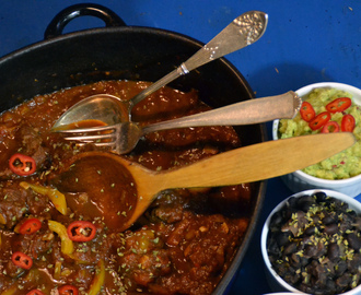 Högrevsgryta med chili, choklad, bönor & guacamole