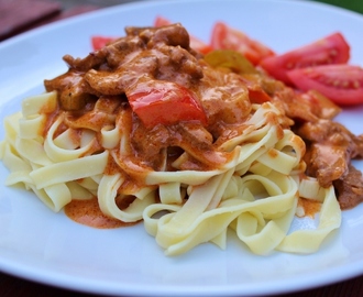 Krämig lövbiffsgryta med paprika och lök