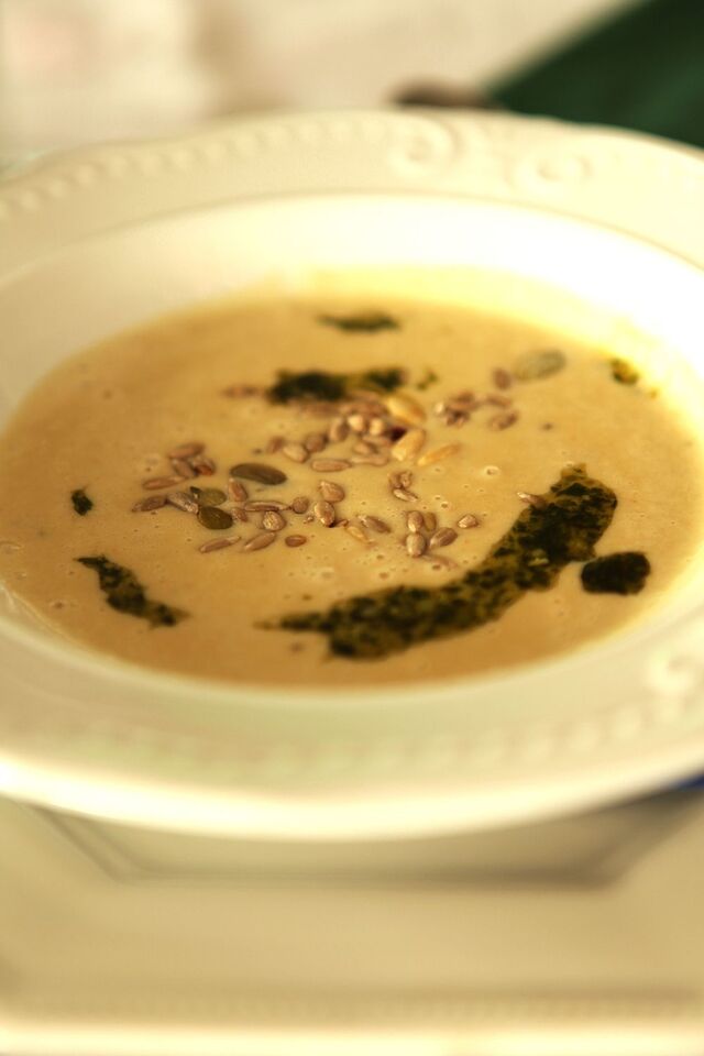 Jordärtskocksoppa med Solrosfrön och Basilikaolja - Jerusalem Artichoke Soup with Sunflower Seeds & Basil Oil