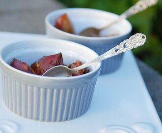 Ugnsbakade plommon med hasselnötsglaze