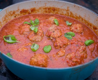 Frikadeller i tomatsås