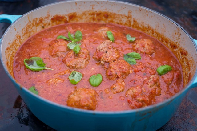 Frikadeller i tomatsås