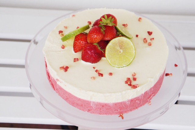 Glasstårta med jordgubbar, vit choklad och lime