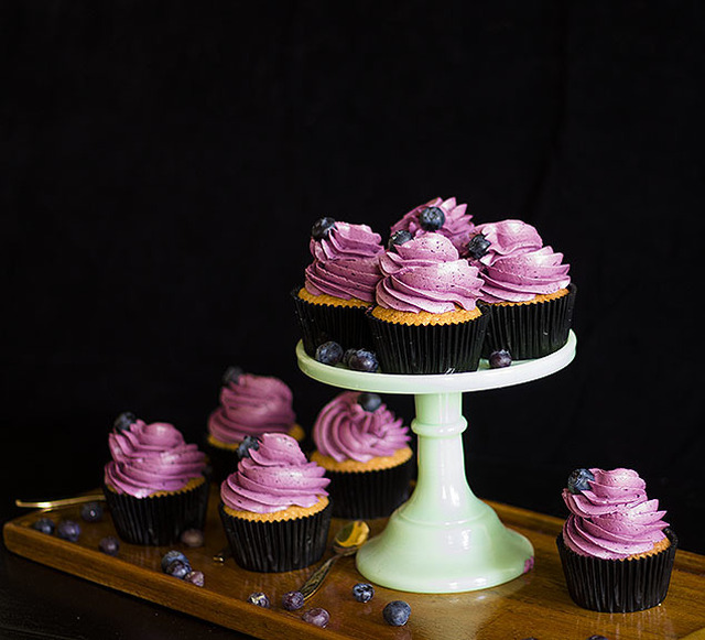 One bowl vanilla- & blueberry cupcakes