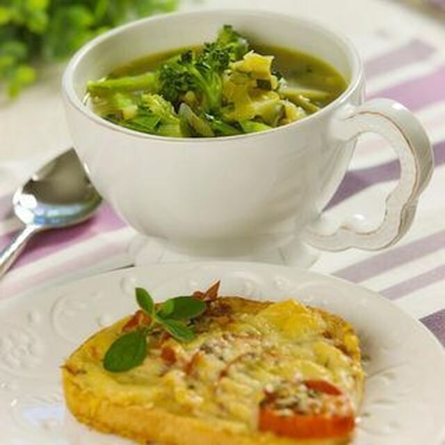 Squash- och broccolisoppa med gratinerad skink- och tomatsmörgås