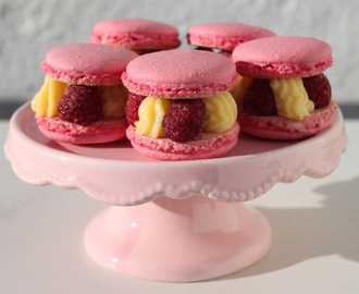 Macarons med hallon och vaniljkräm