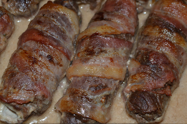 Baconlindade lövbiffsrullader med chilikryddad färskost :)