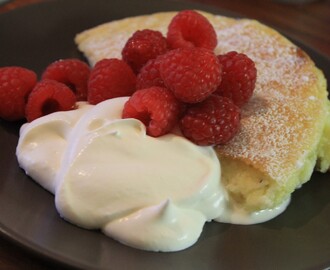 Mannagrynspudding med grädde och färska hallon