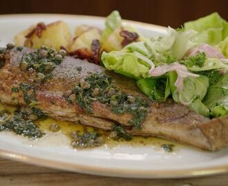 Forel Meunière, gebakken aardappel met spekjes en kropsla | Dagelijkse kost | Recept | Gebakken forel, Gebakken aardappels, Krokant gebakken aardappelen