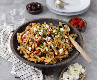 Pasta strozzapreti med fetaost, paprika och oliver