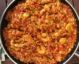 Paella med kronärtskockshjärtan och vita bönor