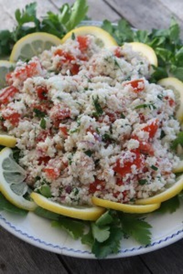 Kycklingfilé med tomatsås och blomkålstabouleh