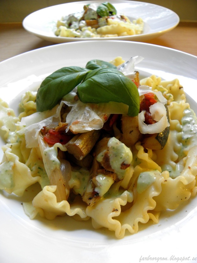 Lyxig pasta med ugnsrostade grönsaker och basilikaskum