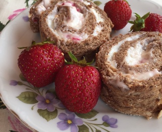 Glutenfri chokladrulltårta med fyllning av vit chokladkräm och polkagriskross