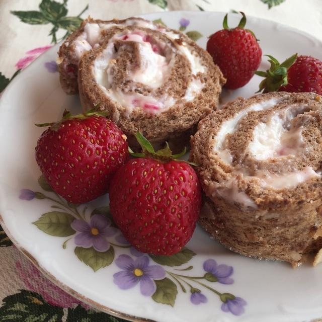 Glutenfri chokladrulltårta med fyllning av vit chokladkräm och polkagriskross