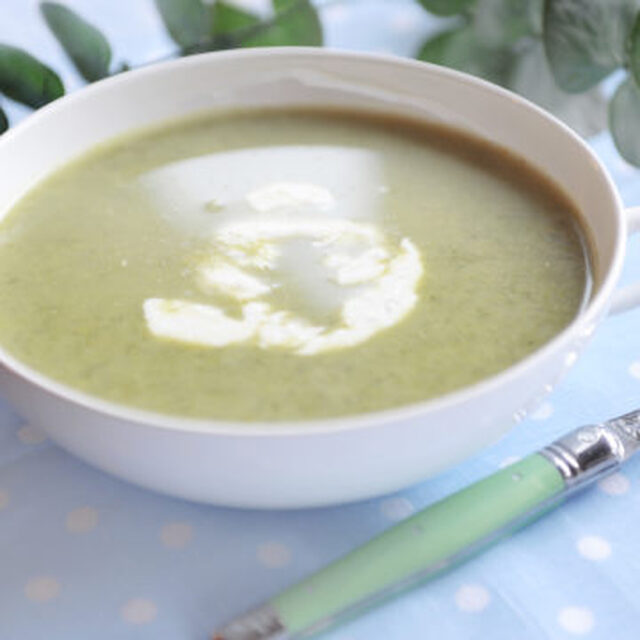 Broccoli- och grönkålssoppa med fetayoghurt