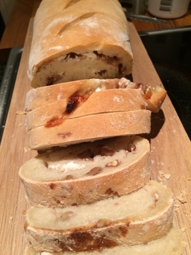 Bröd fyllt med getost, nötter och honung