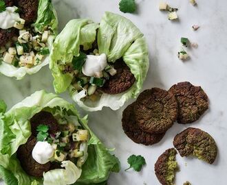 Green broccoli patties med äppelsalsa i salladswrap