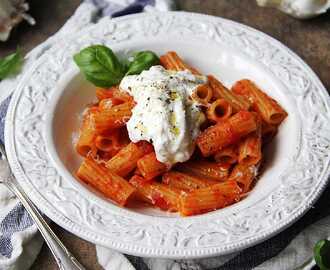 Snabb pasta och tomatsås med burrata