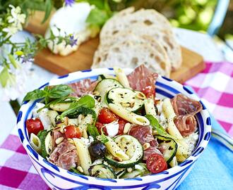 Italiensk pastasallad med salami och mozzarella