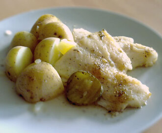 Pocherad vitfiskfilé med skysås och kokt potatis